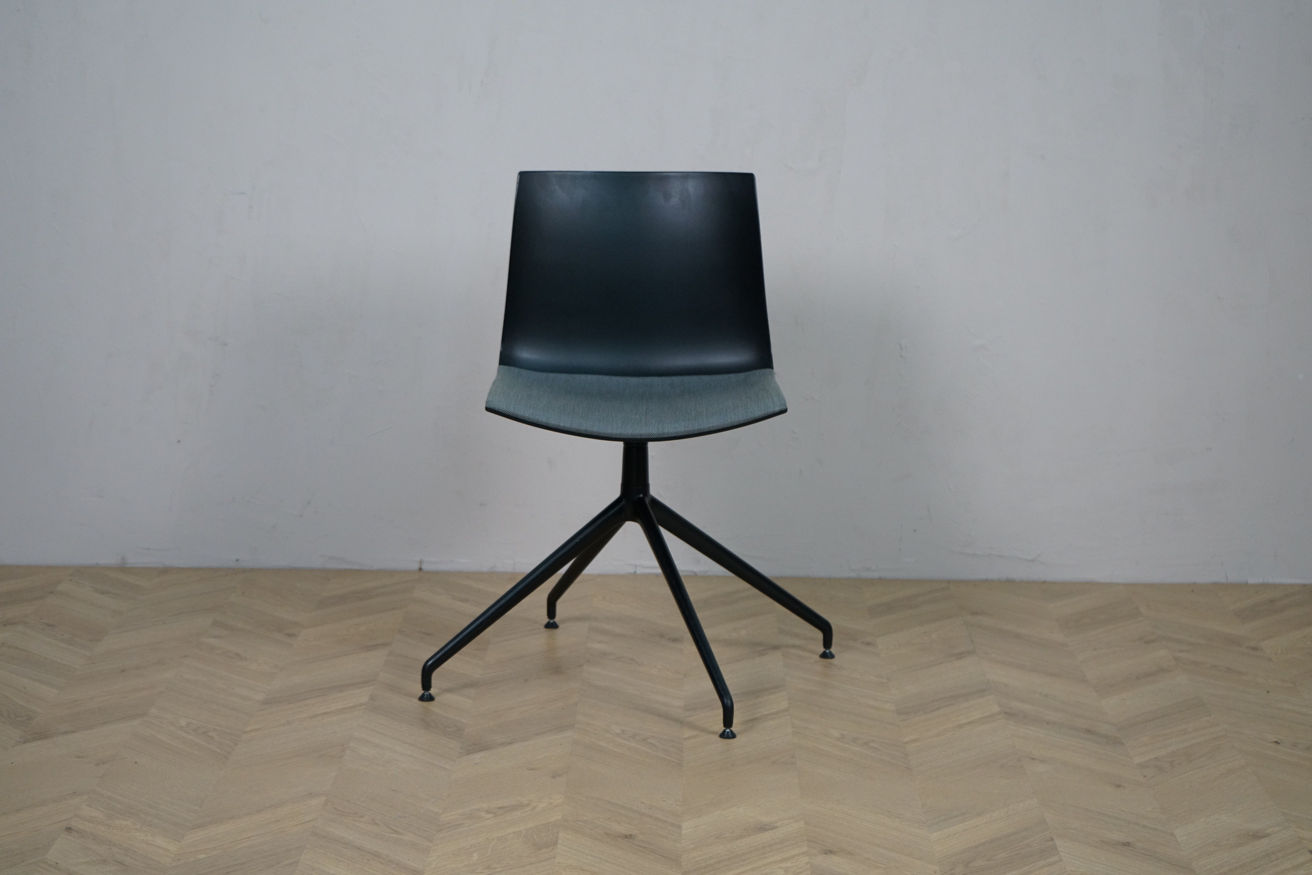 Arper Catifa 46 konferencestol set forfra med grå polstring og sort aluminium drejestel